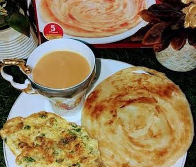 Desi Omelet + Lacha Paratha & Halwa